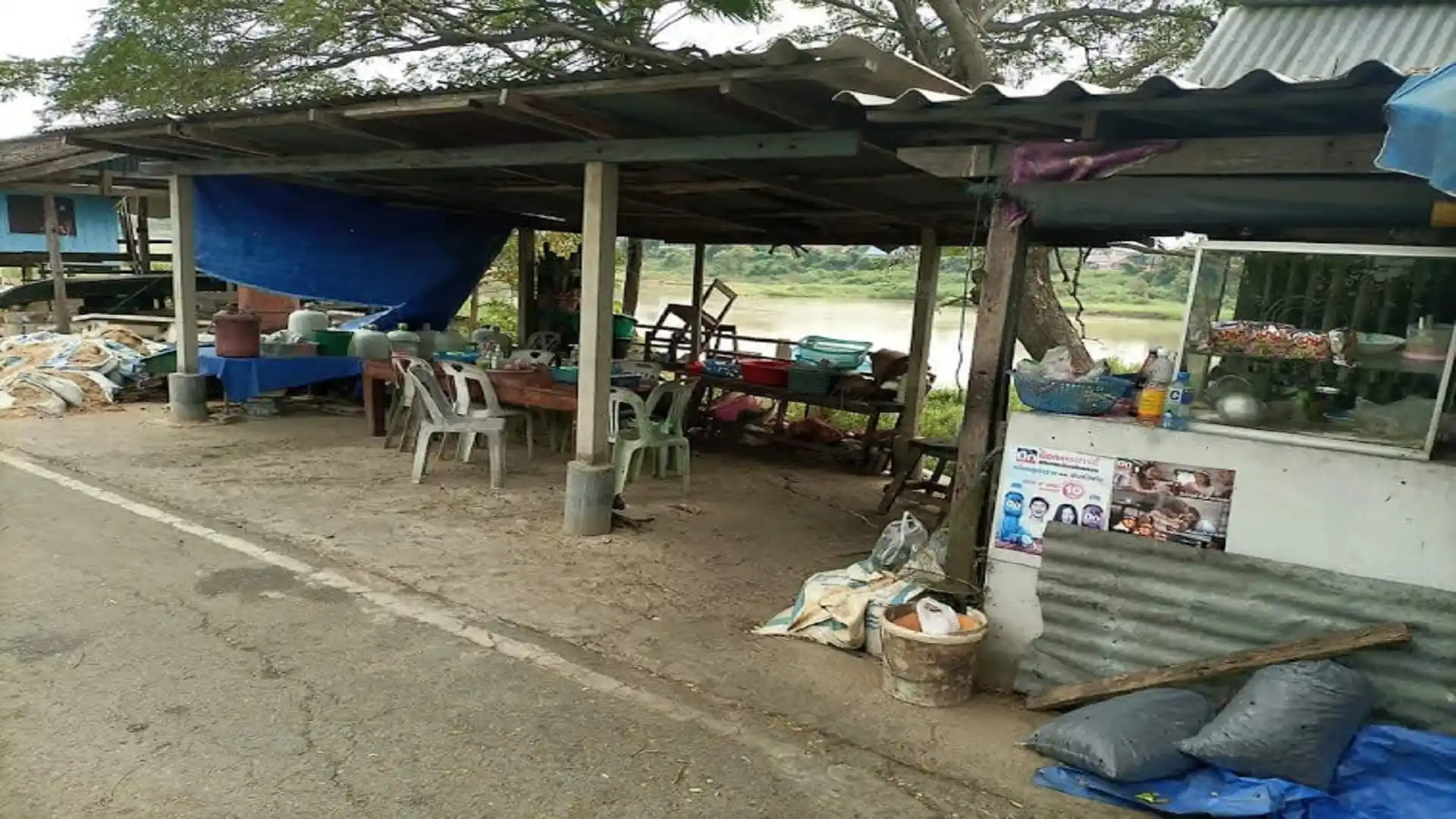 บรรยากาศร้านก๋วยเตี๋ยวผัดไทยยายเข็มริมแม่น้ำเจ้าพระยา สิงห์บุรี
